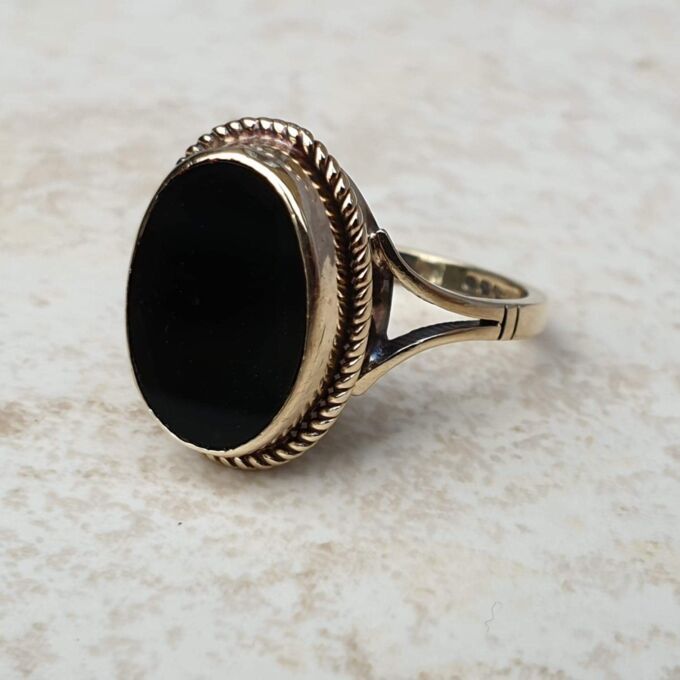 Oval Onyx Solitaire Ring in 9ct Gold,  a UK O or a US 7 1/4.