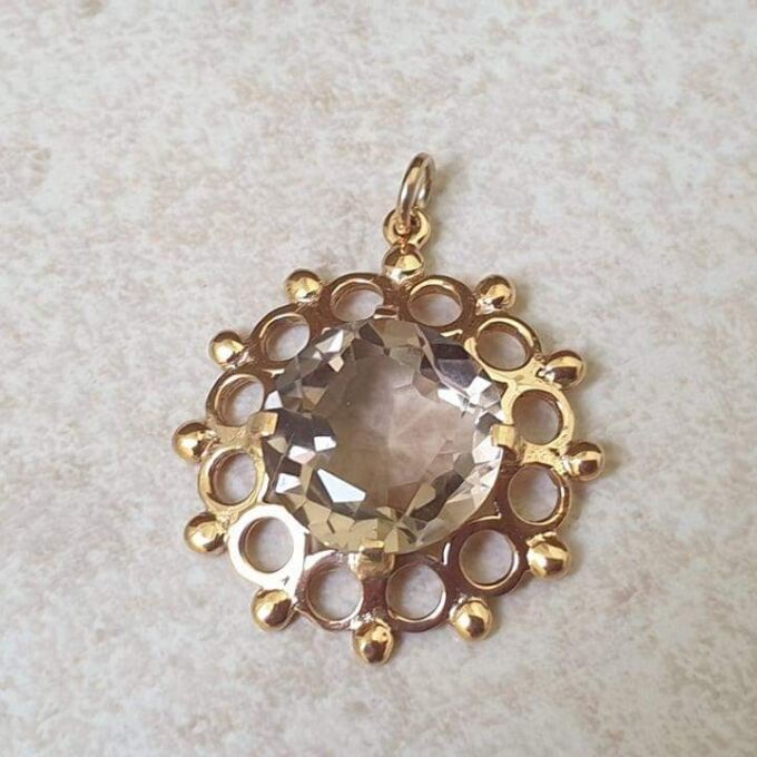 Pretty Quartz Pendant in 9ct Gold