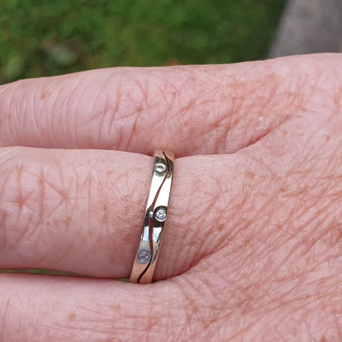 Diamond Set Wave Ring in 9ct Gold.