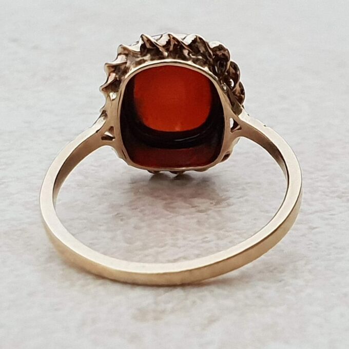 Garnet Cabochon Ring in 9ct Gold, a UK M – M 1/2 or a US 6 1/2.
