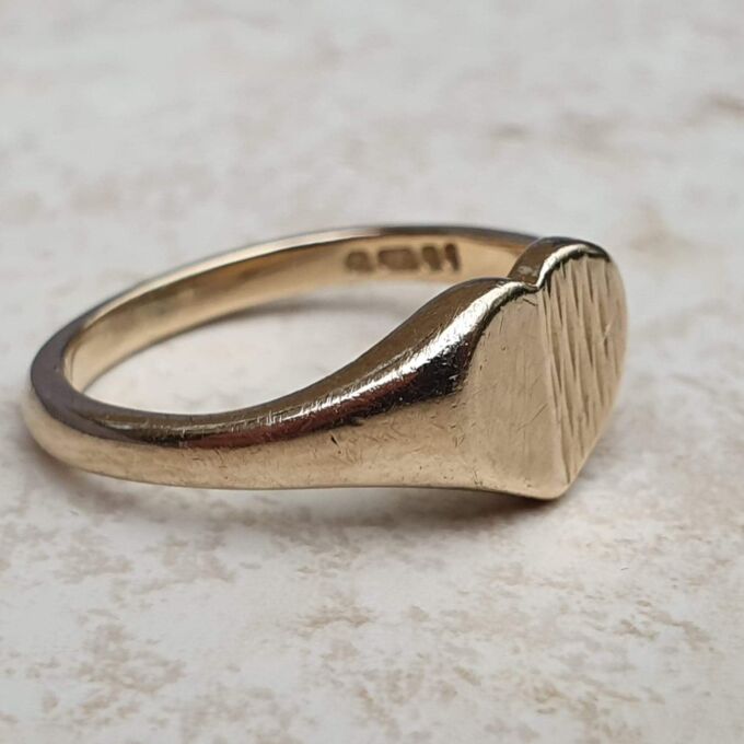 Heart Signet Ring in 9ct Gold, a UK L 1/2 or a US 6 1/4