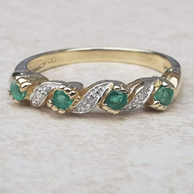 Beautiful Emerald and Diamond Ring in 9ct Gold, a UK M 1/2 or a US 6 3/4.