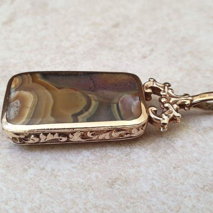 Substantial Double Sided Agate Pendant in 9ct Gold