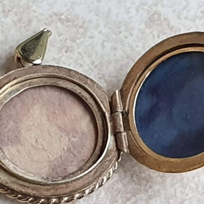 Unusual Circular Locket in 9ct Gold