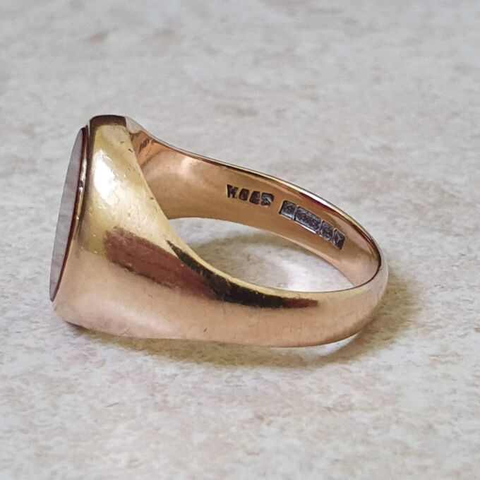 Heavyweight Carnelian Signet Ring in 9ct Gold.