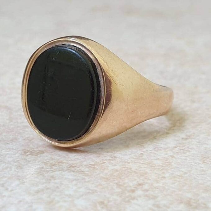 Onyx Signet Ring in 9ct Gold, a UK O or a US 7 1/2