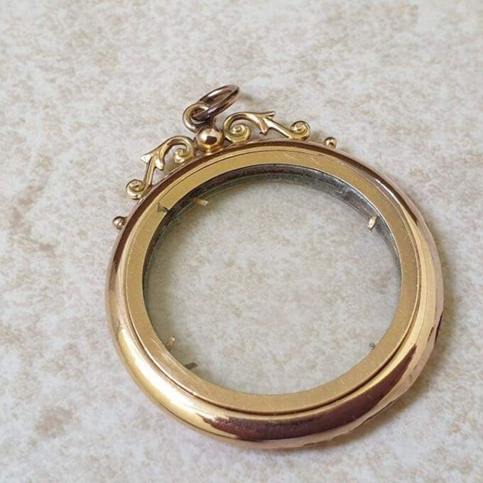 Antique Circular Glass Framed Locket in 9ct Gold