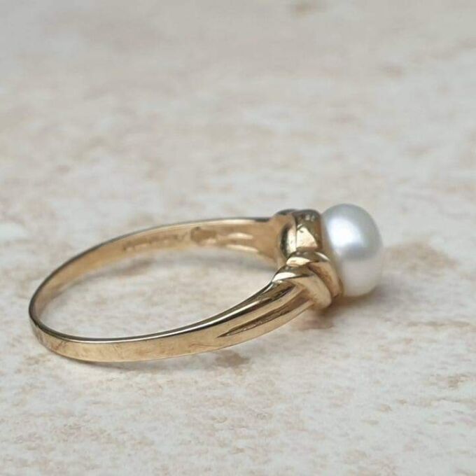 Pearl Solitaire Ring in 9ct Gold.
