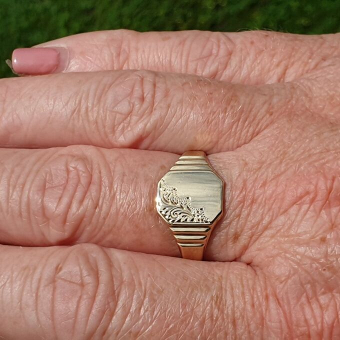 Part Engraved Signet Ring in 9ct Gold, a UK R 1/2 or a US 9