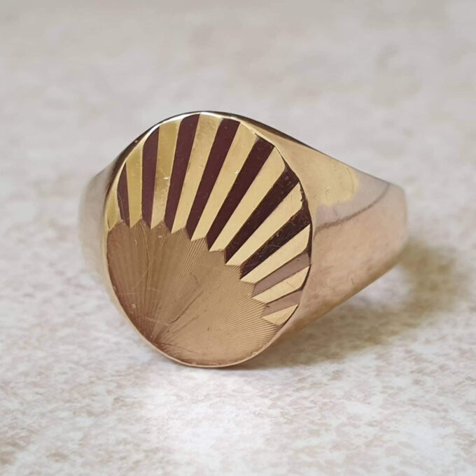Oval Sunray Signet Ring in 9ct gold, a UK O or a US 7 1/4