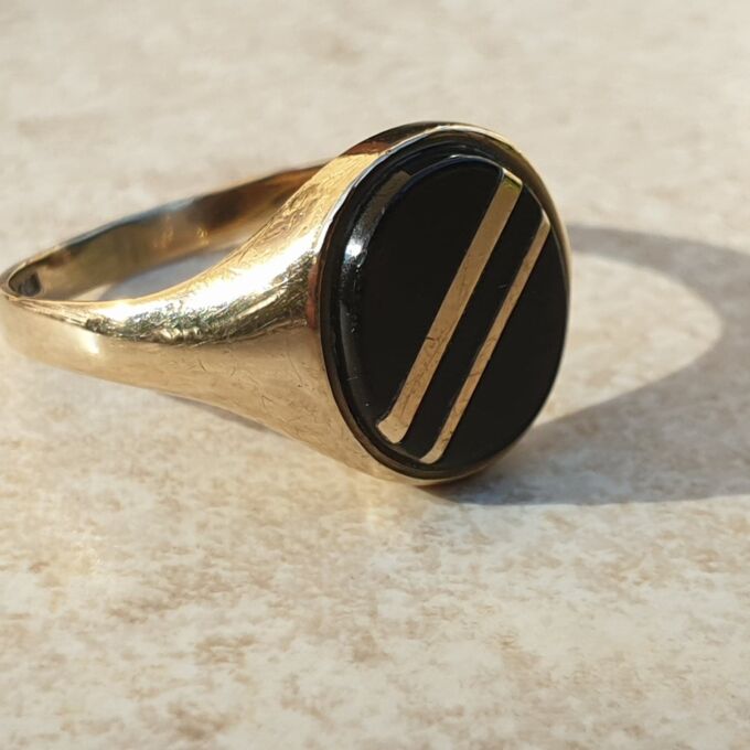 Oval Onyx Striped Signet Ring in 9ct Gold, a UK S or a US 9 1/2
