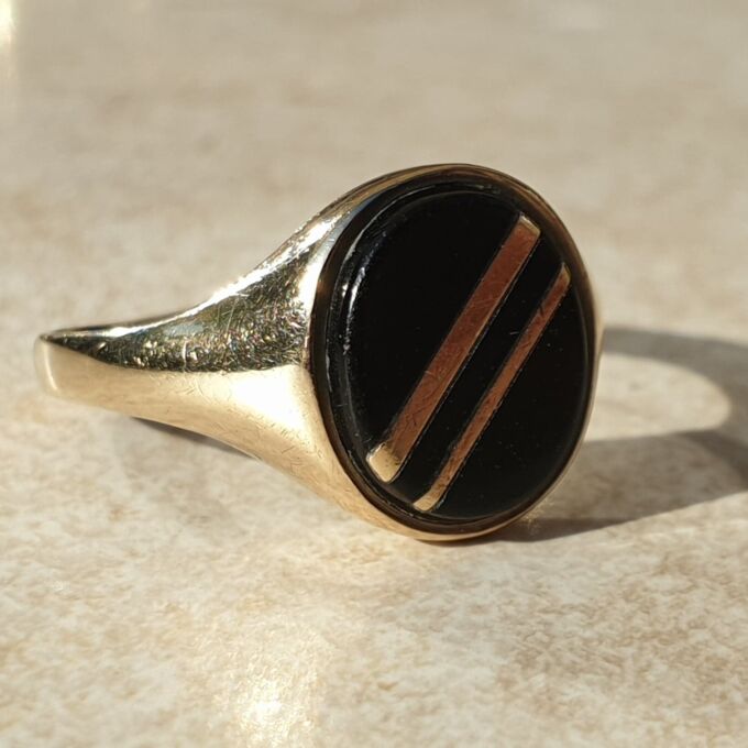 Oval Onyx Striped Signet Ring in 9ct Gold, a UK S or a US 9 1/2