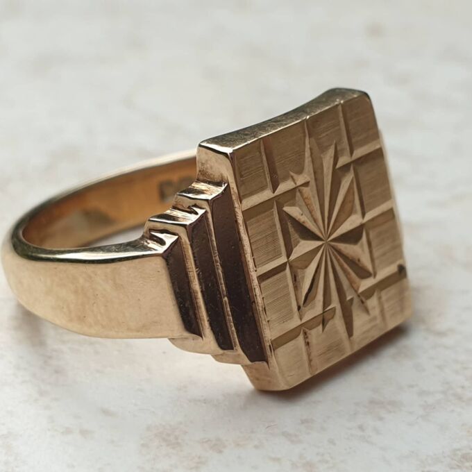 Heavy Checkerboard Design Signet Ring in 9ct Gold, a UK O or a US 7 1/2.
