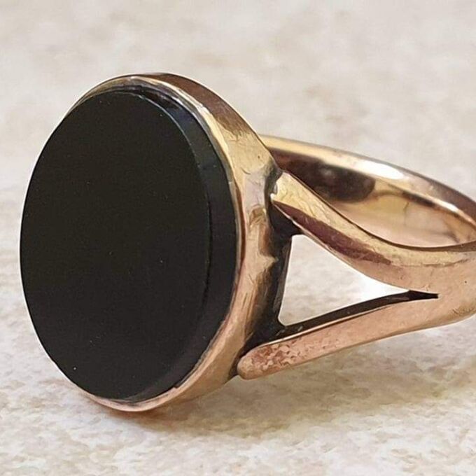 Onyx Solitaire Ring in 9ct Gold, a UK G or a US 3 1/2