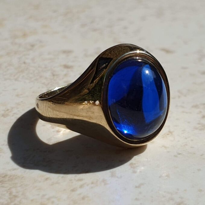 Synthetic Sapphire Cabochon Signet Ring in 9ct Gold, a UK P 1/2 or a US 8.