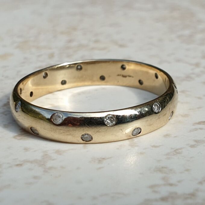 Diamond Set Band Ring in 9ct Gold, a UK Q 1/2 or a US 8 1/2