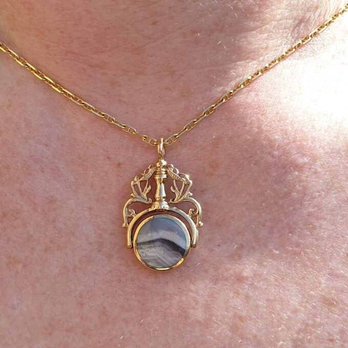 Ornate Double Sided Agate and Onyx Spinner Fob in 9ct Gold.
