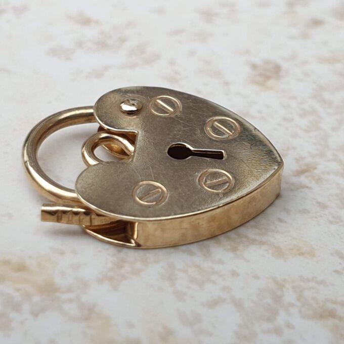 Simple Small Heart Padlock in 9ct Gold.