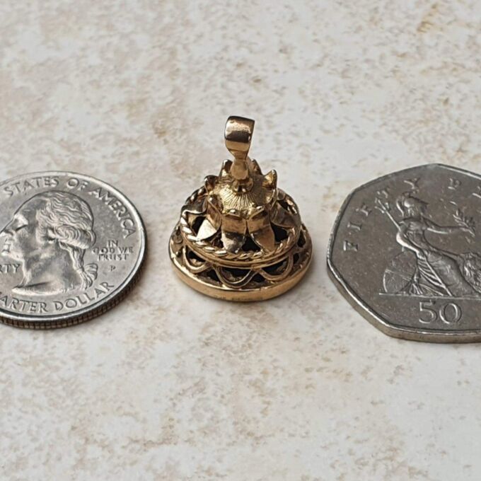 Ornate Onyx Intaglio Fob Pendant in 9ct Gold.