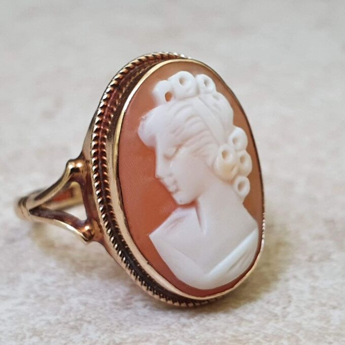 Large Cameo Ring in 9ct Gold.