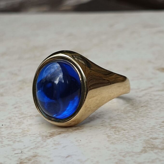 Synthetic Sapphire Cabochon Signet Ring in 9ct Gold, a UK P 1/2 or a US 8.