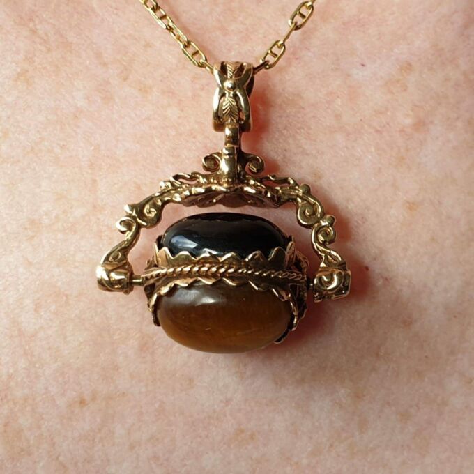 Cabochon Three Stone Spinner Pendant in 9ct Gold