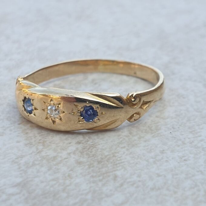 Sapphire and Diamond Three Stone Ring in 18ct Gold, a UK K or a US 5 1/2