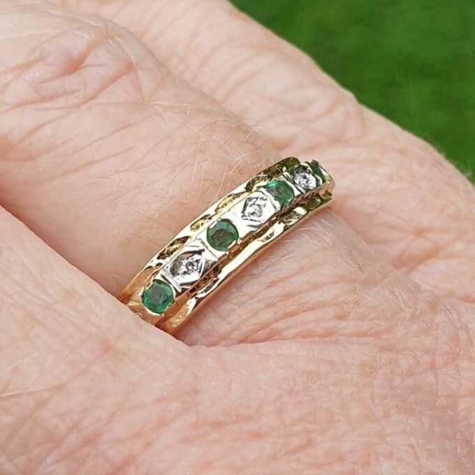 Emerald and Diamond Eternity Ring in 9ct Gold, a UK O or a US 7 1/2