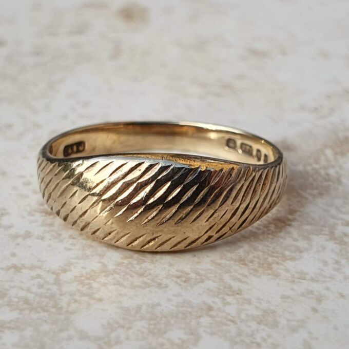 Textured Graduating Signet Ring in 9ct Gold, a UK I 1/2 or a US 4 3/4