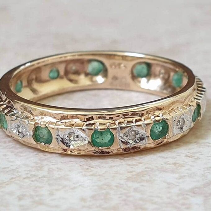 Emerald and Diamond Eternity Ring in 9ct Gold, a UK O or a US 7 1/2