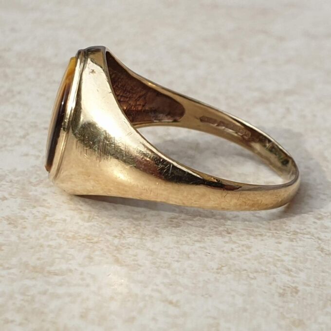 Tigers Eye Signet Ring in 9ct Gold,  a UK S 1/2 or a US 9 3/4.