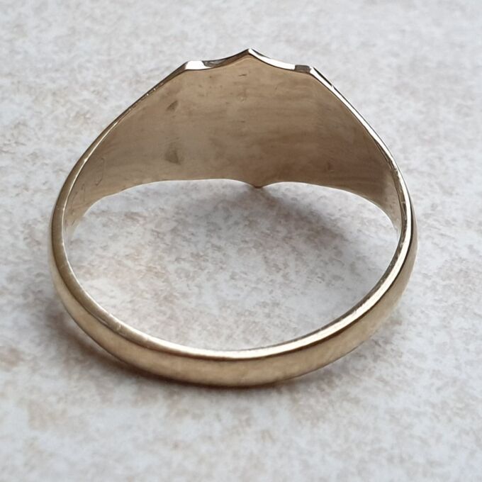 Engraved Shield Signet Ring in 9ct Gold, a UK W or a US 11 1/4