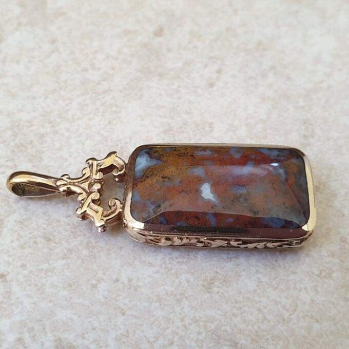 Substantial Double Sided Agate Pendant in 9ct Gold