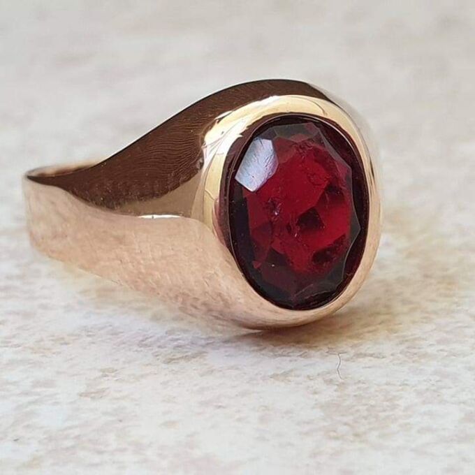 Red Paste Signet Ring in 9ct Gold,  a UK J or a US 5 1/4