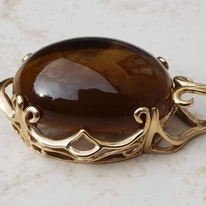 Striking Tigers Eye Pendant in 9ct Gold.