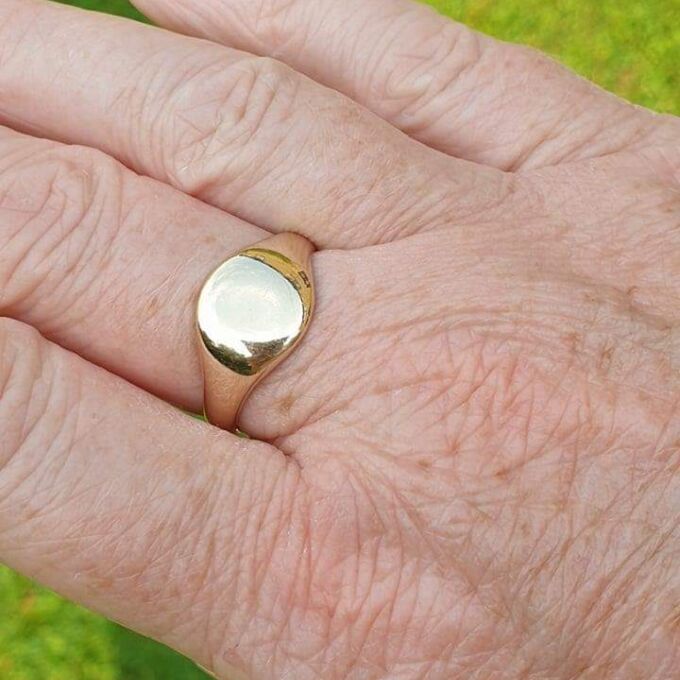 Classic Plain Signet Ring in 9ct Gold, a UK S or a a US 9 1/4