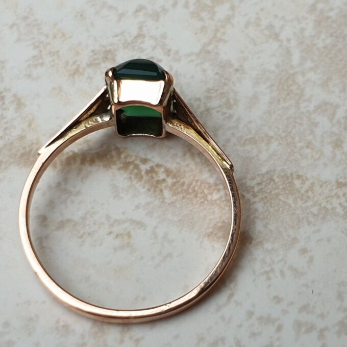 Vintage Chrysoprase Solitaire Ring in 9ct Gold, a UK M or a US 6 1/2