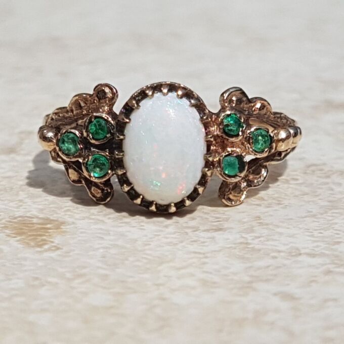 Sale – Opal and Chrysoprase Ring in 9ct Gold, a UK size N or a US 7 1/4.