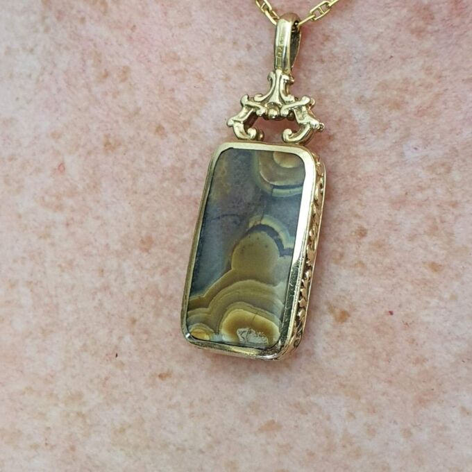 Substantial Double Sided Agate Pendant in 9ct Gold