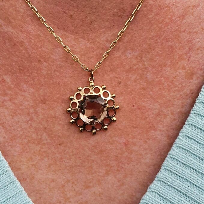 Pretty Quartz Pendant in 9ct Gold