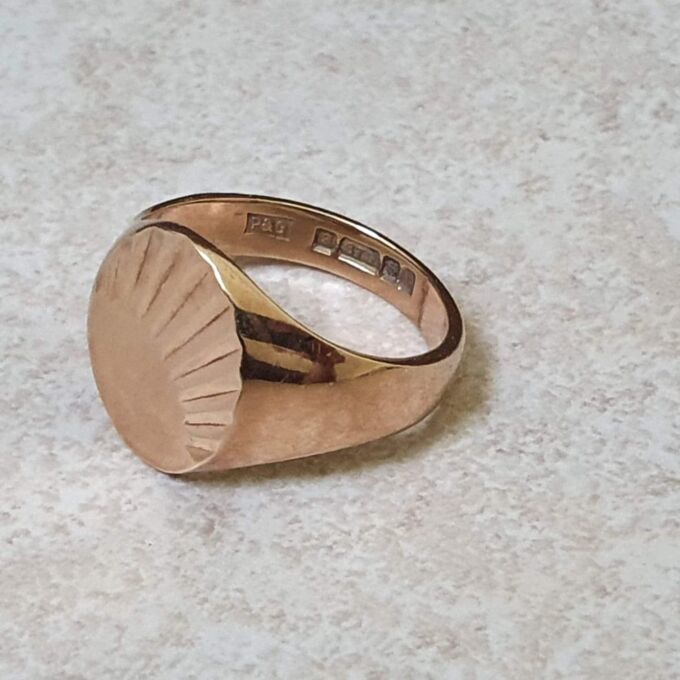Oval Sunray Signet Ring in 9ct gold, a UK O or a US 7 1/4