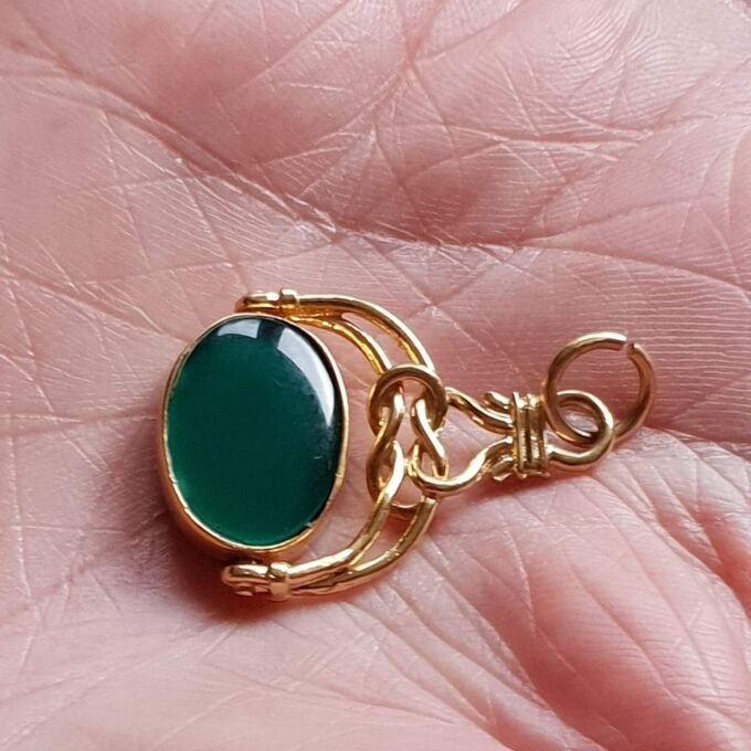 Onyx and Agate Spinner Fob in 9ct Gold