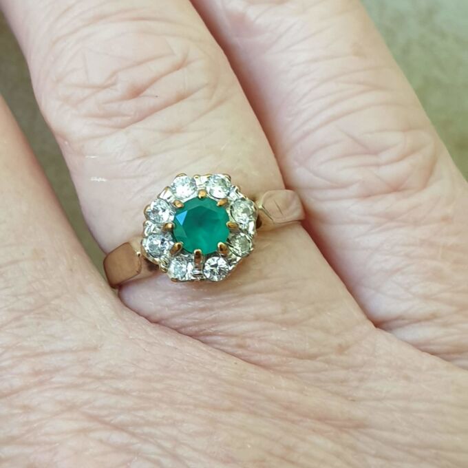 Chrysoprase Dress Ring in 9ct Gold.