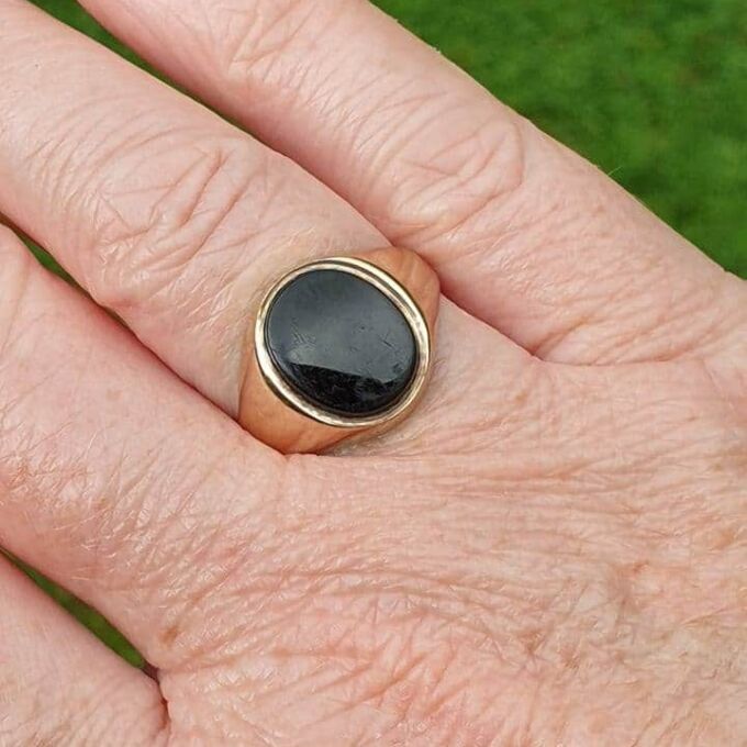 Onyx Signet Ring in 9ct Gold, a UK O or a US 7 1/2