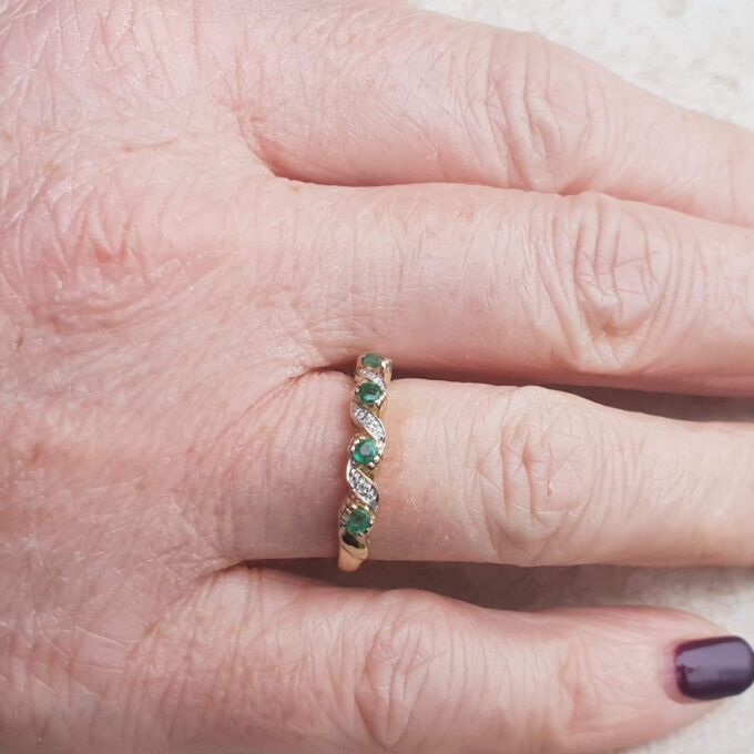 Beautiful Emerald and Diamond Ring in 9ct Gold, a UK M 1/2 or a US 6 3/4.