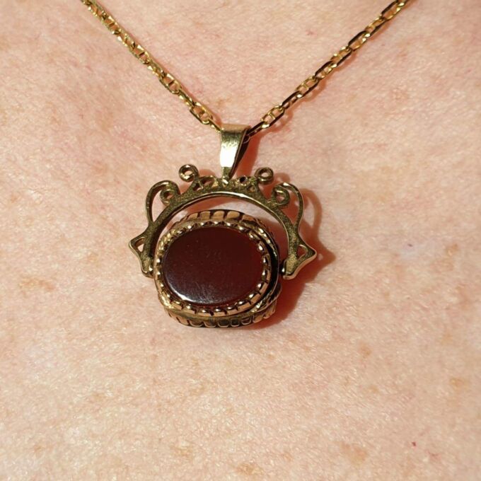 Three Stone Spinner Fob in 9ct Gold.