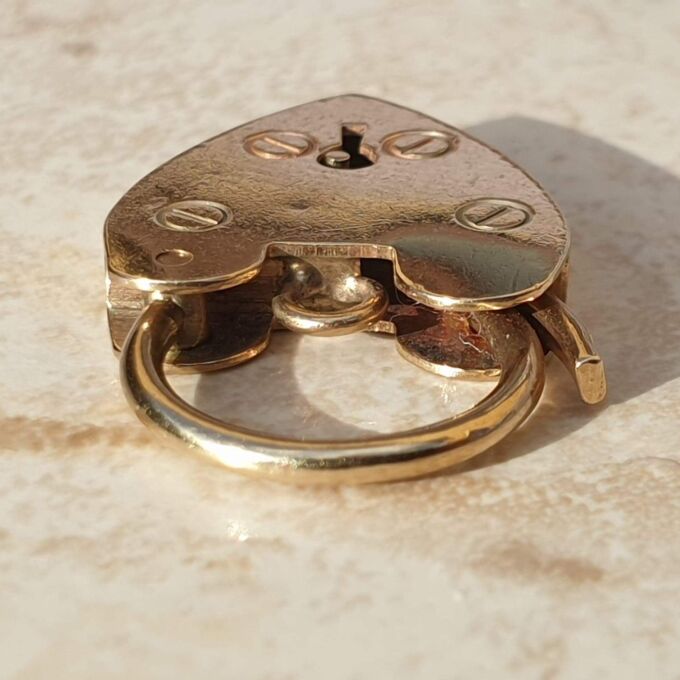 Simple Heart Padlock in 9ct Gold.