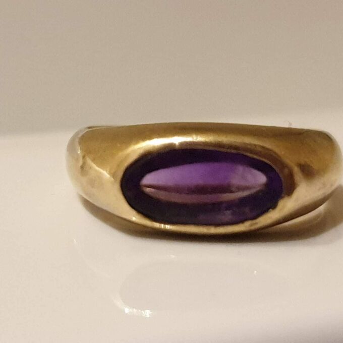 Oval Amethyst Signet Ring in 9ct Gold, a UK H 1/2 or a US 4 1/4