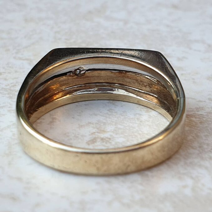 Oblong Diamond Set Signet Ring in 9ct Gold, a UK O 1/2 or a US 7 1/2