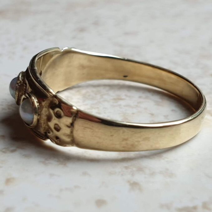 Pearl and Ruby Ring in 9ct Gold, a UK N 1/2 or a US 7 1/4.